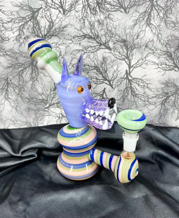 Swirled wolf bubbler bong