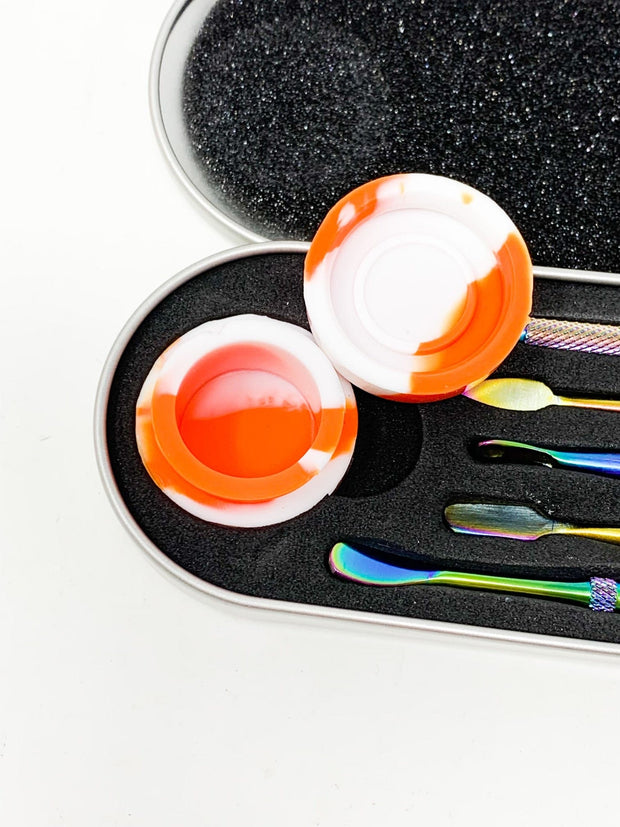 Close up of the silicone wax container included in the 5 piece set